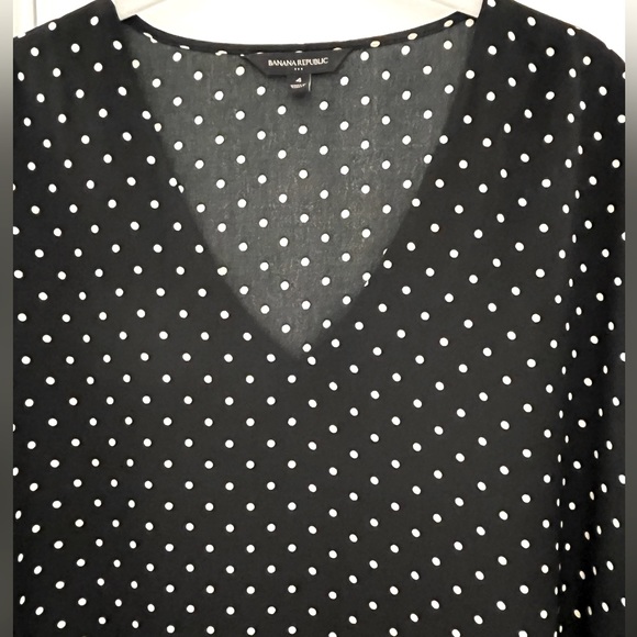 Women’s Banana Republic v-neck dress. Size 4. - Picture 2 of 6